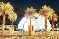  Plaża wysypana piaskiem, palmy i leżaki, to wszystko przed namiotem kulistym Freedome 50 