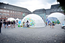Namioty sferyczne na rynku w centrum miasta, Dusseldorf, Niemcy