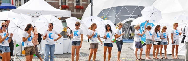 Impreza promocyjna z namiotami sferycznymi Freedomes, rynek miejski Dusseldorf