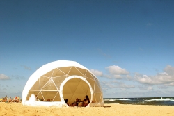 Namiot kulisty na plaży w Trzęsaczu