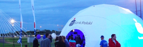 Tymczasowy branding z logo PKO Bank Polski umieszczony na strukturze F75
