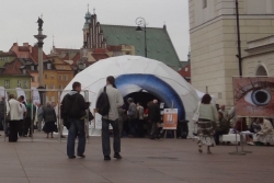 Namioty sferyczne Freedomes ustawione na Krakowskich Przedmieściach w Warszawie