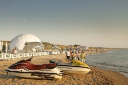 Namiot sferyczny na plaży, cykl imprez dla marki LECH