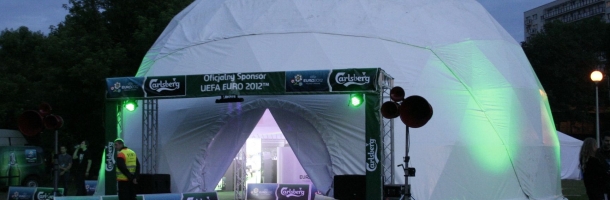 Konstrukcja namiotowa Freedome 150 na pikniku organizowanym pod hasłem „Rok do Euro” 