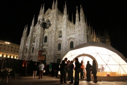Kopuła sferyczna Freedome 75 przed mediolańską Katedrą Duomo di Milano