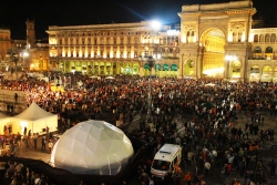 Namiot sferyczny o średnicy 9,5 metra na placu Piazza del Duomo