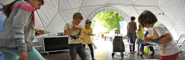 Zabawa najmłodszych uczestników pikniku na podłodze interaktywnej 